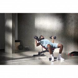 Eine Person trainiert auf der Adidas Hantelbank Utility