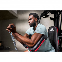 Eine Person trainiert an der Adidas Kraftstation Home Gym