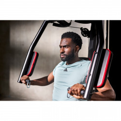 Eine Person trainiert die Armmuskulatur an der Adidas Kraftstation Home Gym