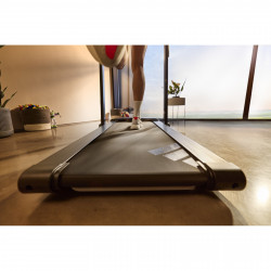 Nahaufnahme Lauffläche Adidas Walking Pad in wohnlicher Umgebung