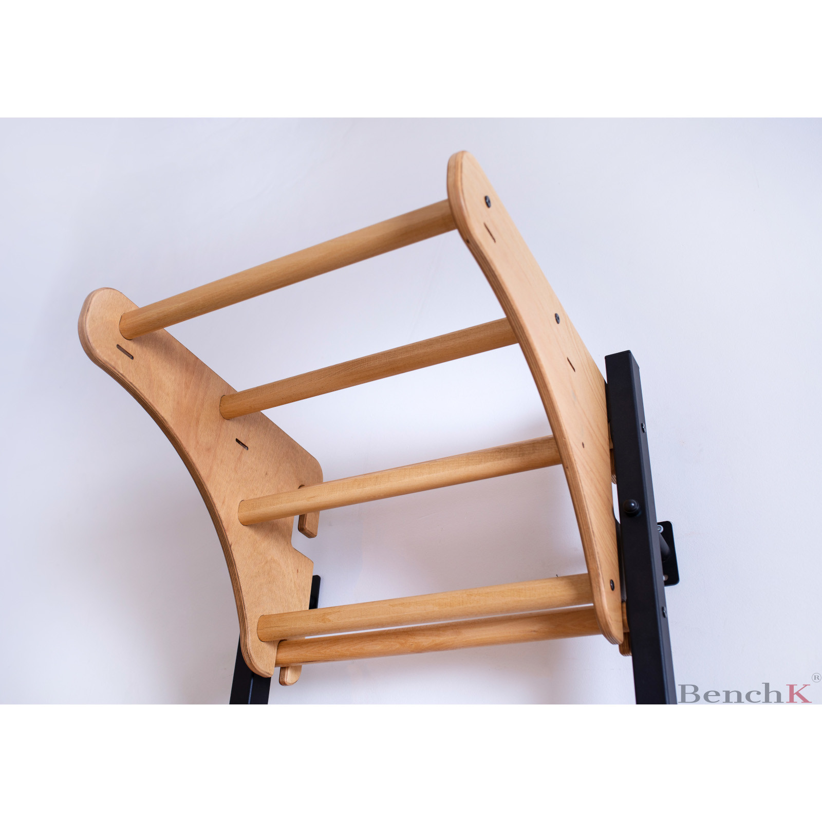 Spalliera BenchK 211B Con Barra Trazioni, Anelli E Corda - Attrezzo Fitness Multifunzione Per Casa, Nero Opaco/Legno Quercia