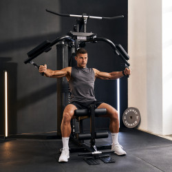 Example of a man performing a chest flye using the Hammer multi-gym Autark 600 (starting position)