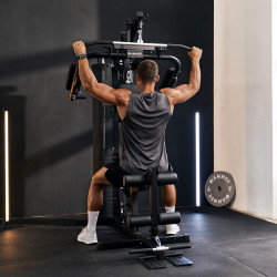 Example of a man performing a lat pulldown using the Hammer multi-gym Autark 600