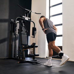 Example of a man performing a kickback using the Hammer multi-gym Autark 600