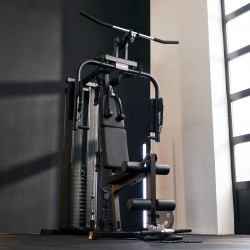 Full-length view of the Hammer multi-gym Autark 600 in a living space