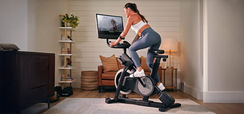 NordicTrack Indoor Cycle X24 Zu Hause wie draußen bergauf und bergab fahren