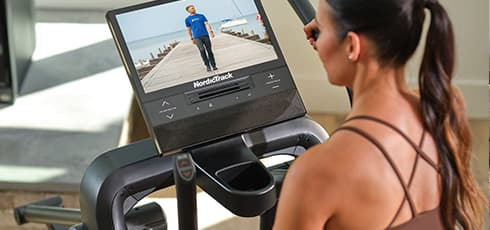 Vélo elliptique NordicTrack X16 Free Strider Une expérience immersive grâce à une console tactiles 16"