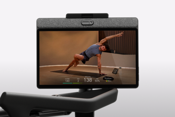 Nahaufnahme des Touchscreens des Peloton Tread Vision.
