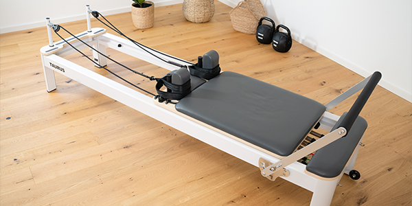 Imagebild Taurus Reformer Pilates Pro in wohnlicher Umgebung.