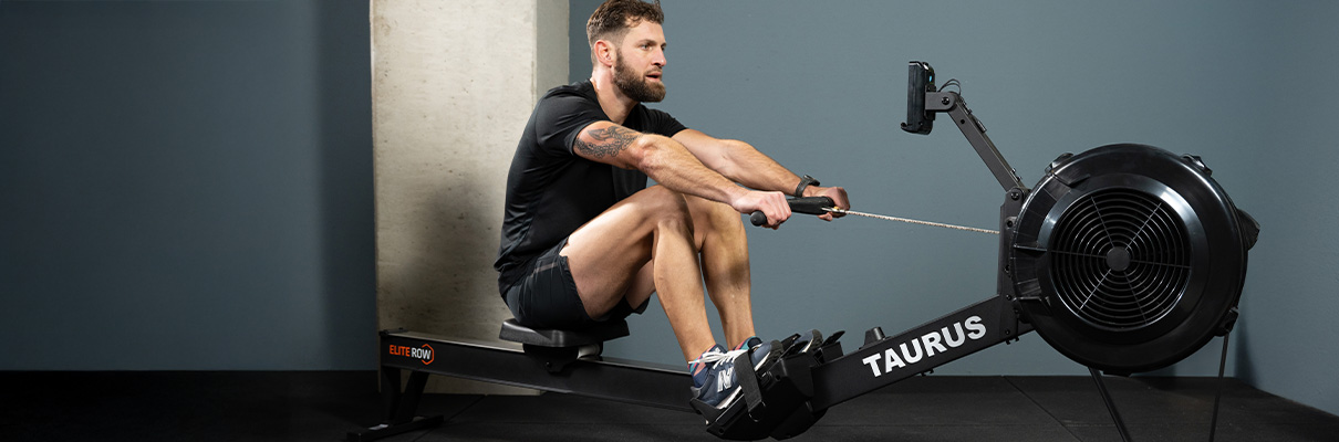 Person in Sportbekleidung trainiert auf dem Taurus Rudergerät Elite Rower