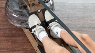 Veslovací trenažer WaterRower, buk vintage Nastavitelné nožní opěrky