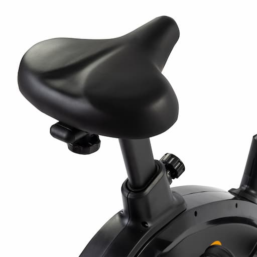 Weicher, komfortabler Sattel und Sattelaufnahme mit Verstellmechanismen vom Darwin Heimtrainer HT30