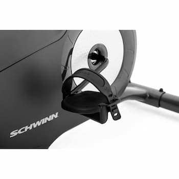 Detailansicht Pedale, Pedalarme und mit Schutzabdeckung verkleidetes Tretlager des Schwinn Heimtrainers 510U