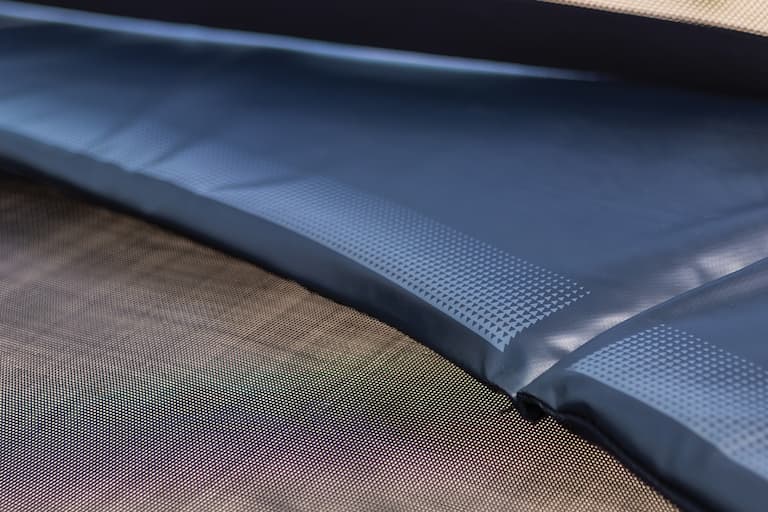 Nahaufnahme BERG SPORTS Grand Elite InGround Sprungtuch und Randabdeckung