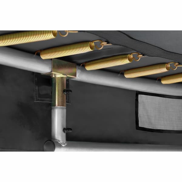 Detailaufnahme der Federn eines Salta Premium Ground Trampolins.
