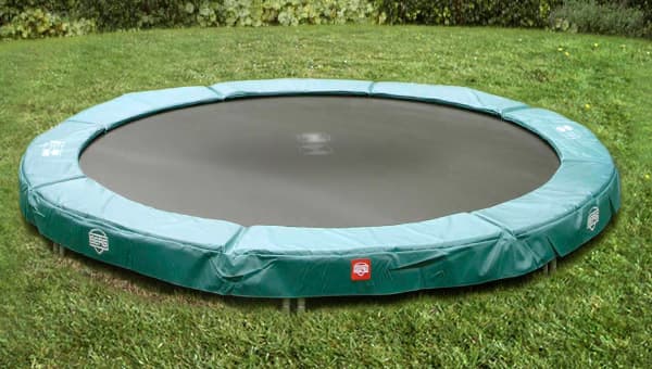 Grabung einer Kuhle f&uuml;r den Einbau eines Bodentrampolins. In der Mitte der Kuhle ist eine Schaufel zu sehen, dort ist die Kuhle bereits etwas tiefer ausgehoben. Links am Bildrand ist eine Schubkarre.