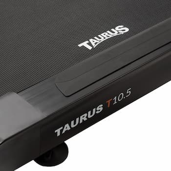Nahaufnahme der Laufmatte und der Seitentrittfläche des Taurus Laufbands T10.5.