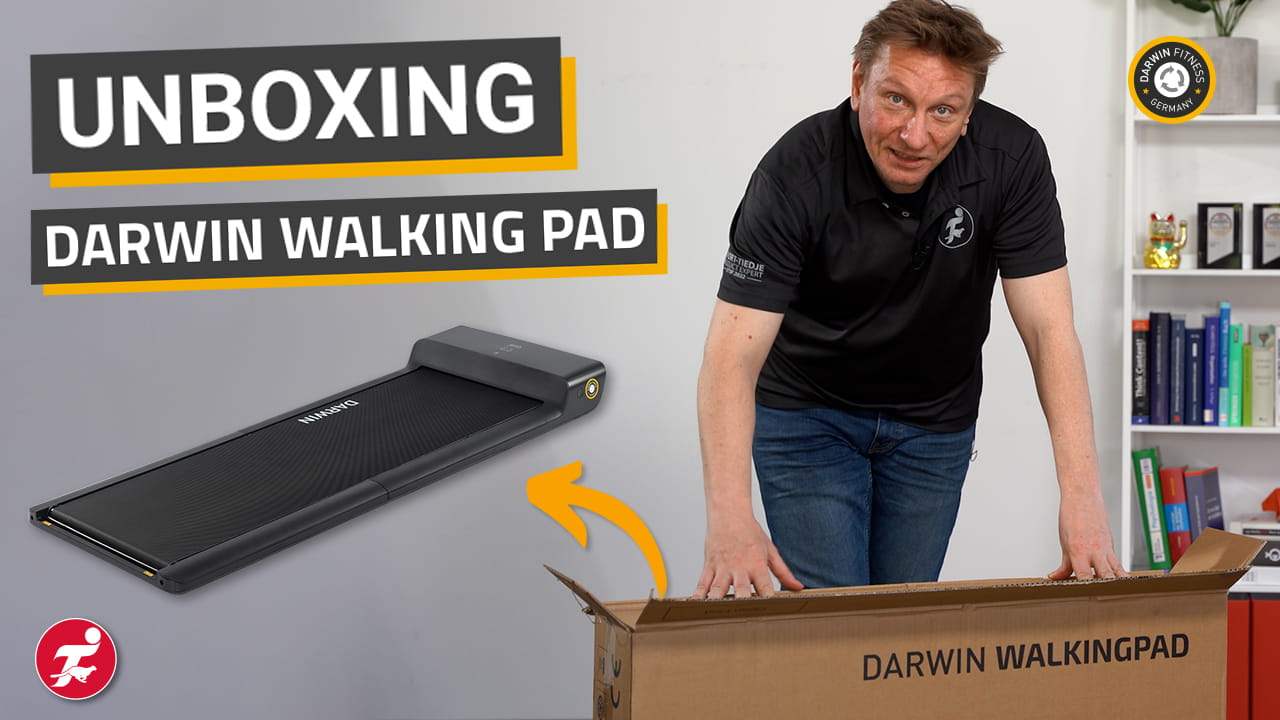 Auf der Linken Seite des Bildes ist eine Schriftzug und darunter befindet sich ein Bild von einem Walking Pad. AUf der rechten Seite steht ein Mann mit schwarzem Polo-Shirt der sich auf ein geöffneten Karton stützt.