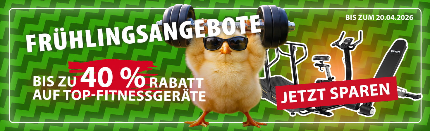 Eine Werbebanner in dunklen Farben. In der Mitte ein als Illustration dargestellter Hase in Fitnesskleidung, der eine Langhantel in die Höhe stemmt. Links der Text „Hasenstarke Angebote. Bis zu 40 % Rabatt auf Top-Fitnessgeräte. Rechts im Hintergrund drei Fitnessgeräte sowie der Text „Jetzt sparen. Bis zum 20.04.2026“.