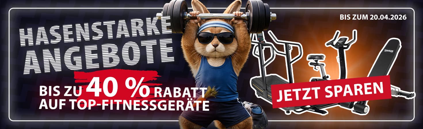 Eine Werbebanner in dunklen Farben. In der Mitte ein als Illustration dargestellter Hase in Fitnesskleidung, der eine Langhantel in die Höhe stemmt. Links der Text „Hasenstarke Angebote. Bis zu 40 % Rabatt auf Top-Fitnessgeräte. Rechts im Hintergrund drei Fitnessgeräte sowie der Text „Jetzt sparen. Bis zum 20.04.2026“.