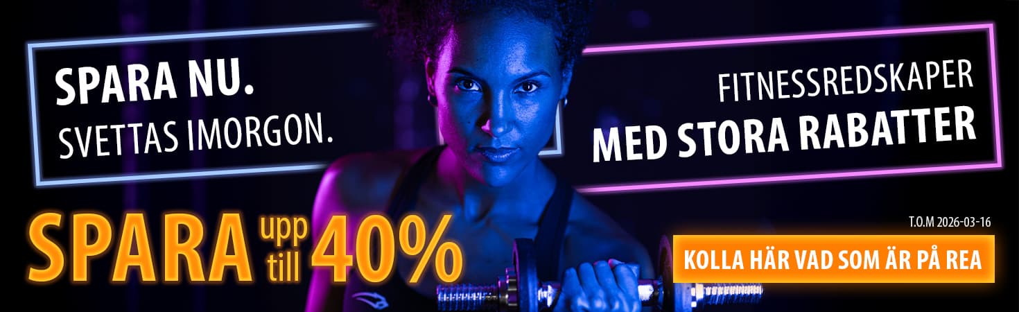 Reklamskylt med neonfärger på mörk bakgrund. I mitten en person med en hantel i handen. Till vänster och höger om bilden texten: ”Spara idag. Svettas imorgon. Många träningsredskap kraftigt reducerade. Spara upp till xx %. Gäller till 16.03.2026. Upptäck erbjudanden”.
