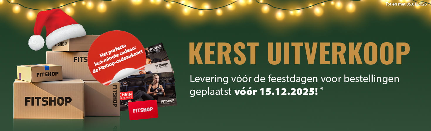 Een reclamebanner met kerstthema op een groene achtergrond en een lichtsnoer bovenaan. Links staan ​​verschillende pakketten met het label “Fitshop”. Daarnaast staan ​​verschillende Fitshop-cadeaubonnen. In een rood tekstvak staat: “Het perfecte lastminutecadeau: de Fitshop cadeaukaart”. Rechts staat in hoofdletters het woord “Kerstuitverkoop”, gevolgd door de toevoeging “Levering vóór Kerstmis voor bestellingen geplaatst vóór 15.12.2025”.