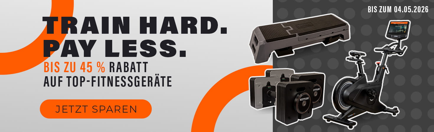 Werbebanner in Orange- und Grautönen. Auf der rechten Seite sind ein Step-Board, ein Indoor-Bike und zwei Kurzhanteln abgebildet. Auf der linken Seite der Text: „Train hard. Pay less. Bis zu 50 % Rabatt auf Top-Fitnessgeräte. Bis zum 04.05.2026. Jetzt sparen.“