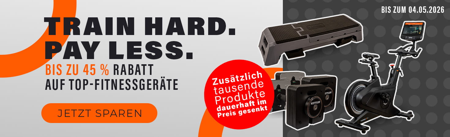 Werbebanner in Orange- und Grautönen. Auf der rechten Seite sind ein Step-Board, ein Indoor-Bike und zwei Kurzhanteln abgebildet. Auf der linken Seite der Text: „Train hard. Pay less. Bis zu 50 % Rabatt auf Top-Fitnessgeräte. Bis zum 04.05.2026. Jetzt sparen.“