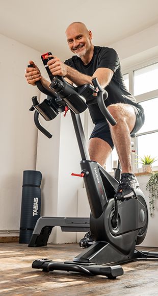 Ein Mann trainiert auf einem Indoor Bike