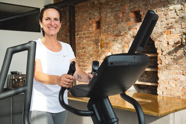 Frau trainiert auf einem Crosstrainer