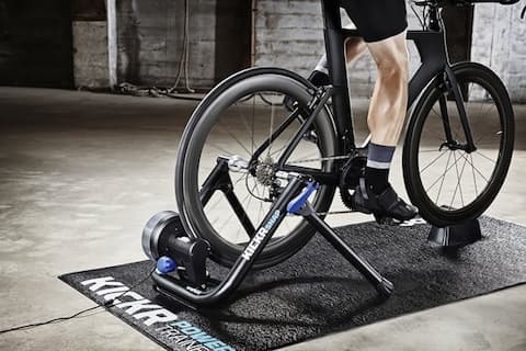 Vélo sur un home trainer