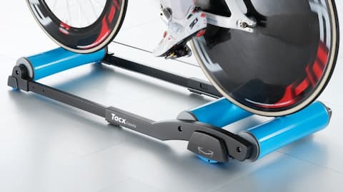 Vélo installé sur un home trainer