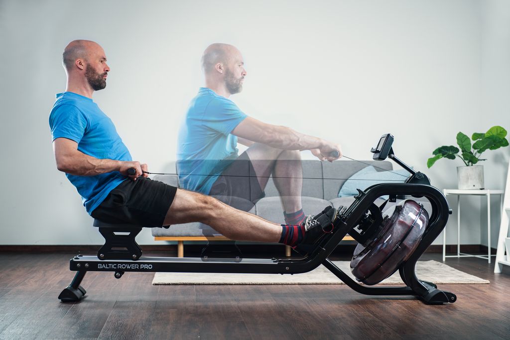 Homme en vêtements de sport sur un rameur. L'image est animée afin que vous puissiez voir quelle est la position de départ et d'arrivée du stagiaire.