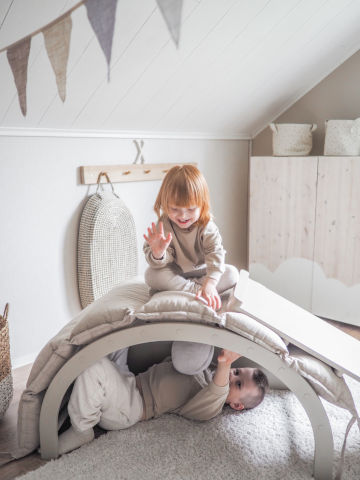 Zwei kleine Kinder spielen mit dem Fitwood Kletterbogen