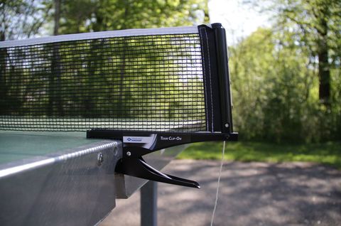 Gros plan du filet de ping-pong Donic-Schildkröt Team Clip-On sur une table de ping-pong à l'extérieurn