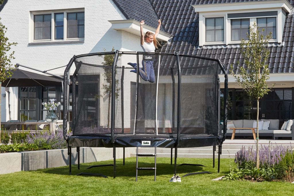 Springen auf einem Salta Trampolin