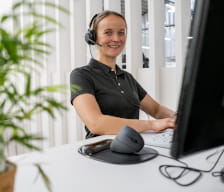 Fitshop Mitarbeiterin am Schreibtisch